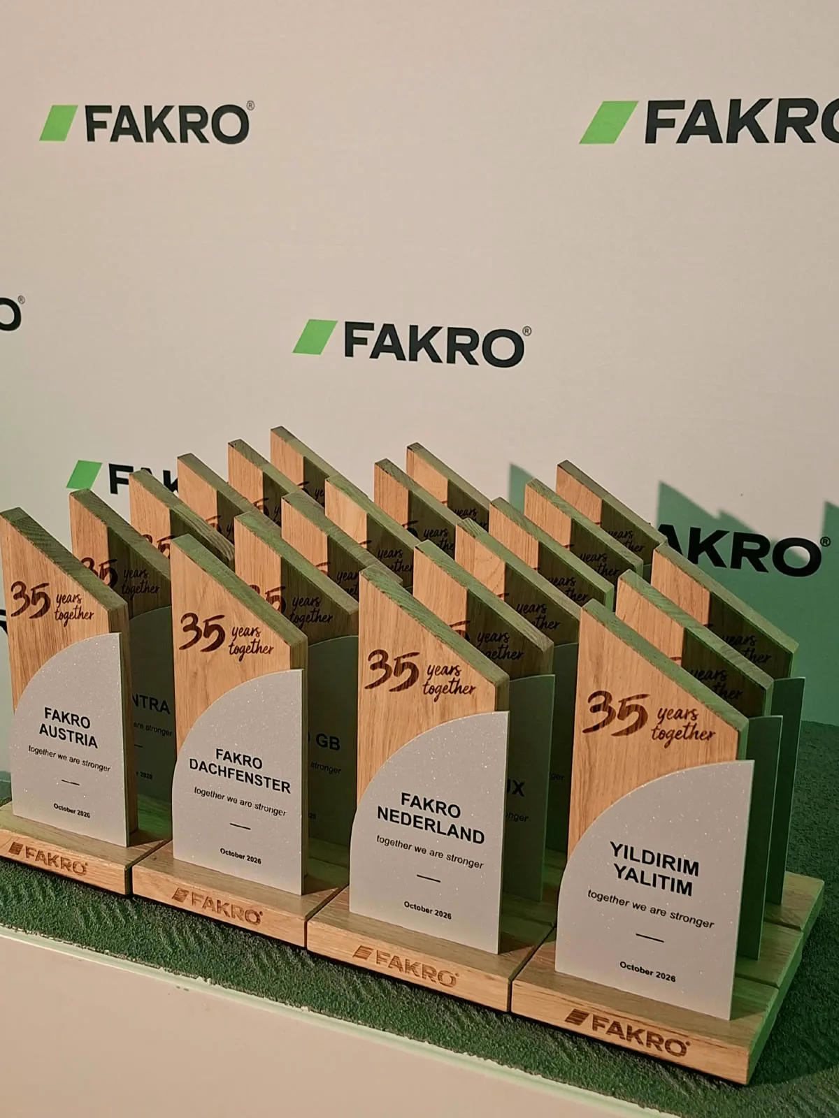 Dubové trofeje k 35. výročí FAKRO s gravírováním 35 years together